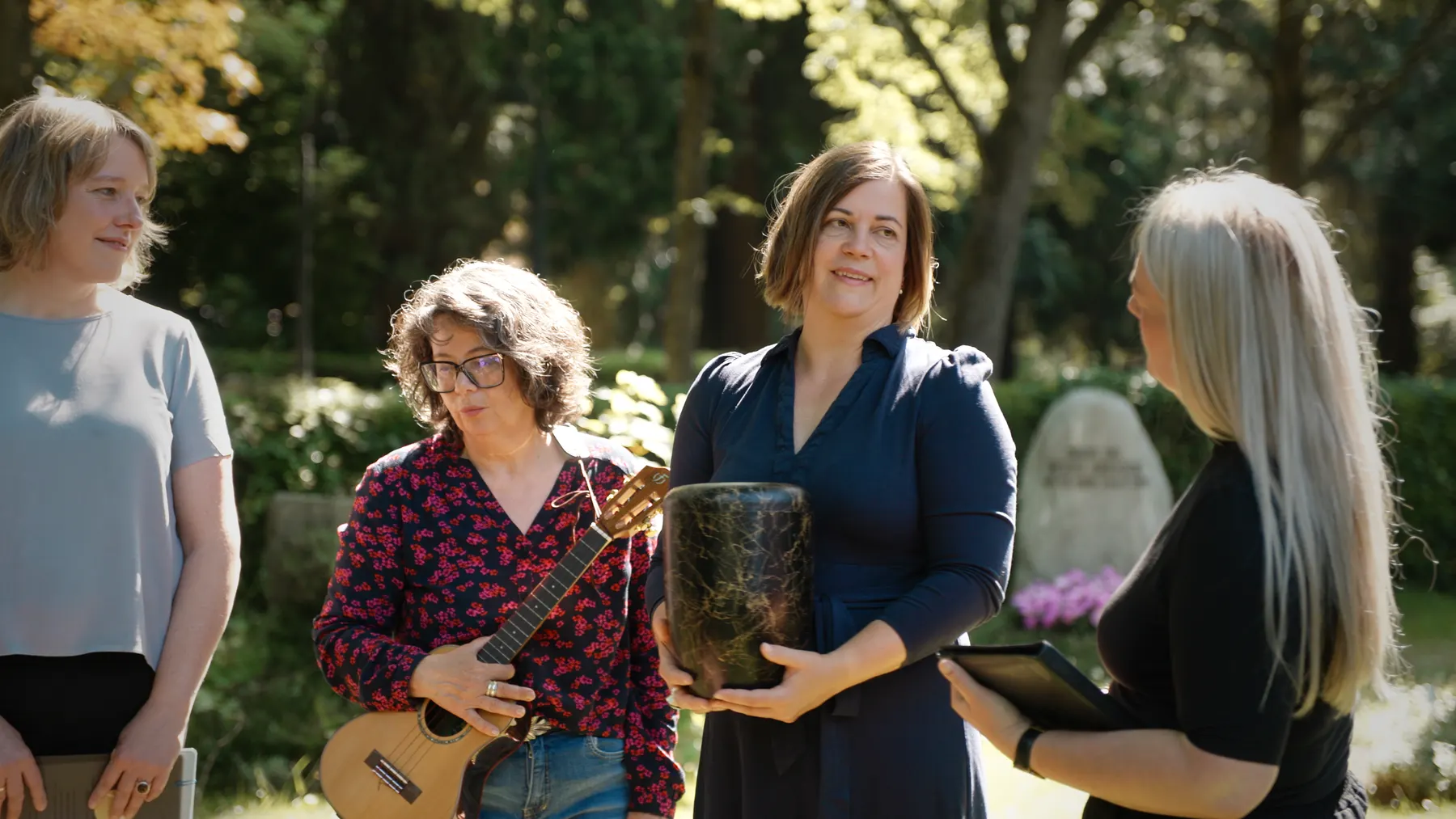 Trauerrednerinnen mit Ukulele und Urne auf dem Friedhof