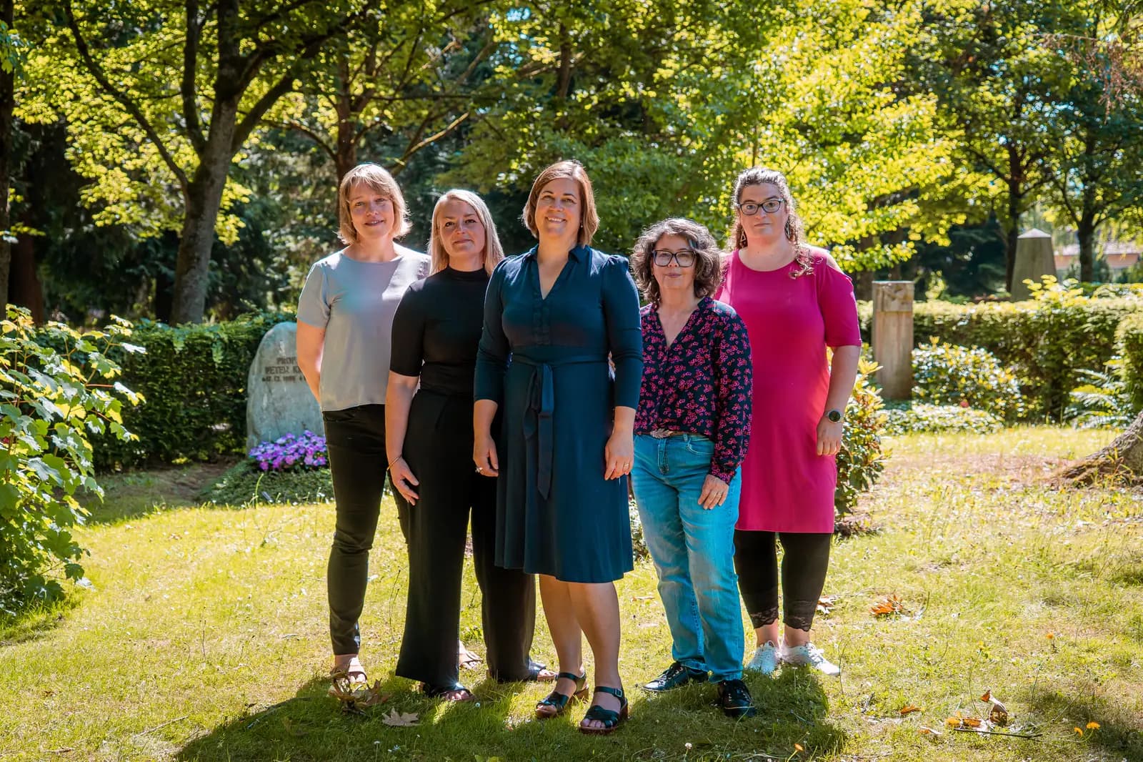 Die Marburger Trauerrednerinnen von WERTGESCHÄTZT gemeinsam auf dem Friedhof